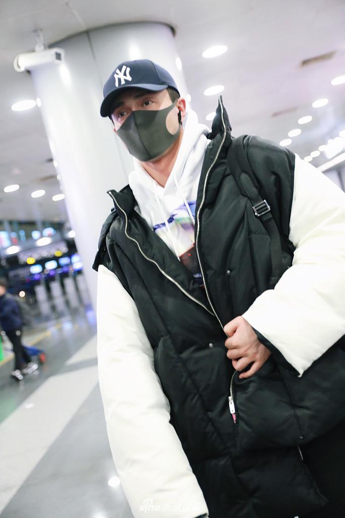 组图:"帝君"高伟光穿拼色棉服显呆萌可爱 素颜戴帽难掩帅气