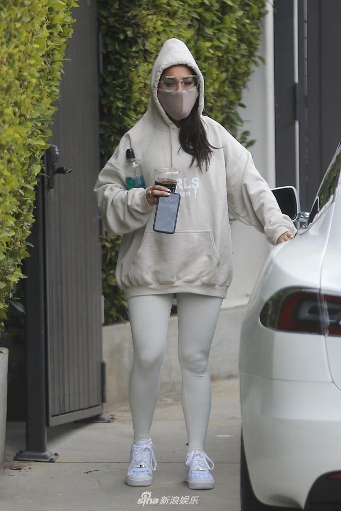 组图:"a妹"爱莉安娜穿着宽松大腿变粗 从头到脚全副武装防护足