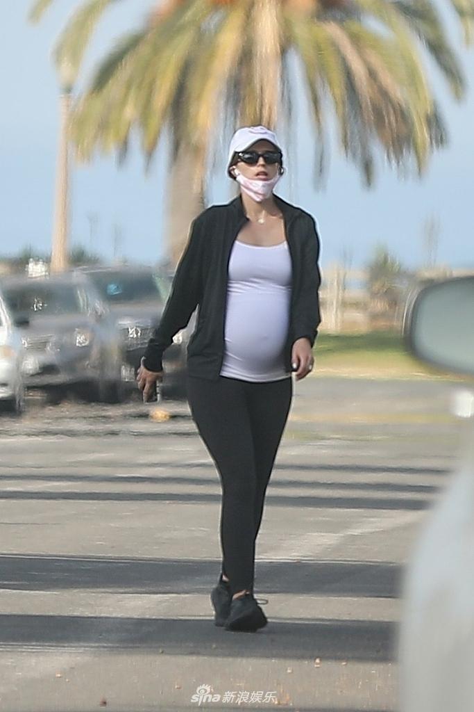 大肚子孕妇走路图片