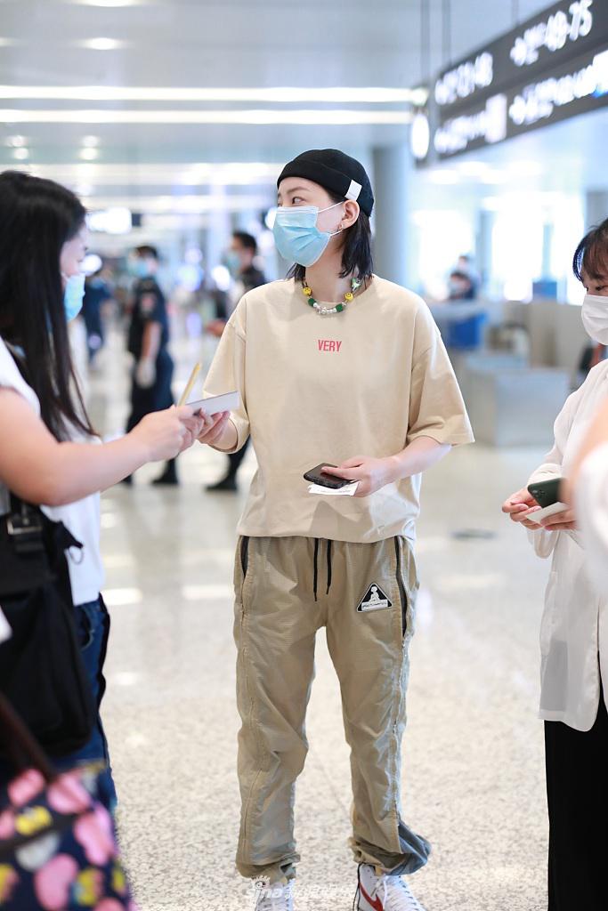 组图:"姐姐"李斯丹妮装扮潮酷现身 对镜摆手自信有范