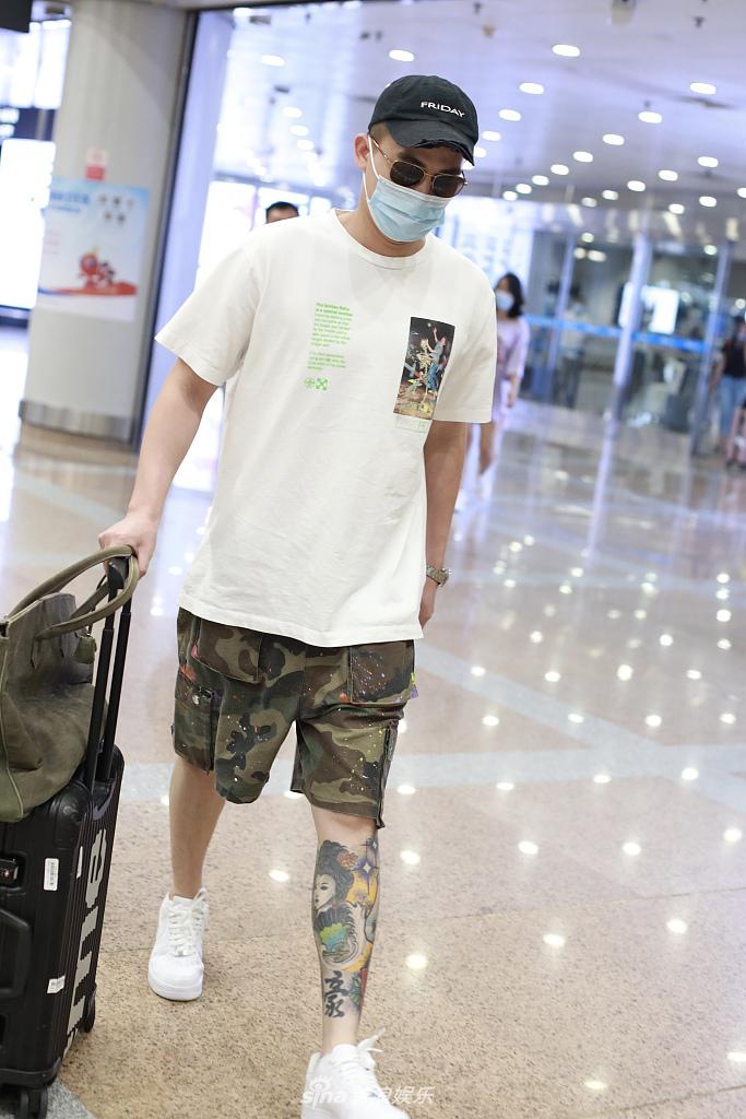 组图:欧豪迷彩装扮清爽帅气 架黑超低调赶路"花腿"吸睛