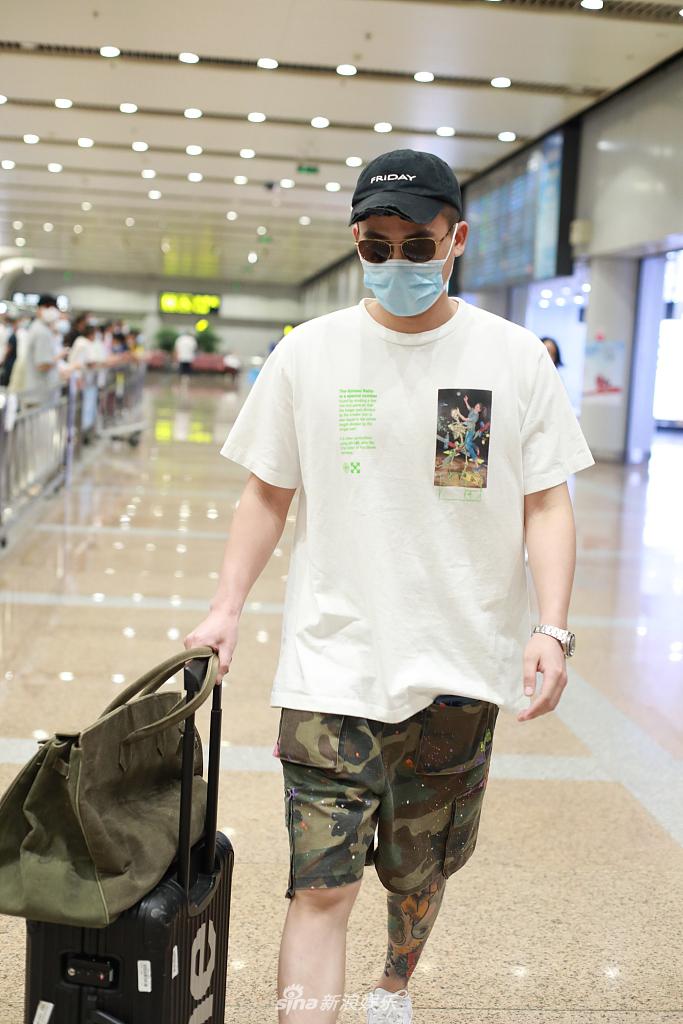 组图:欧豪迷彩装扮清爽帅气 架黑超低调赶路"花腿"吸睛