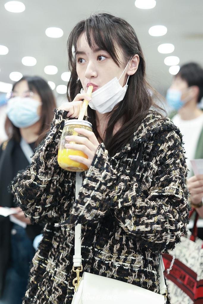 组图:袁冰妍穿小香风外套笑眼弯弯 嘟嘴喝冷饮变小吃货萌态十足_高清
