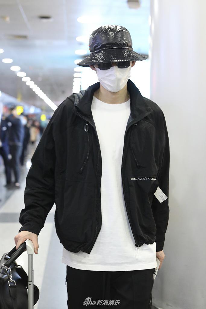 17 09:01:05 1 / 4 新浪娱乐讯 2021年3月16日,北京,张翰现身机场.