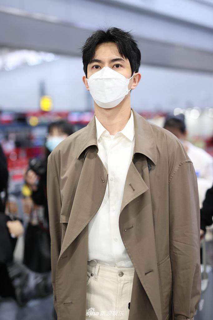 组图:于朦胧身穿风衣帅气绅士 中分造型素颜现身气质清爽_高清图集