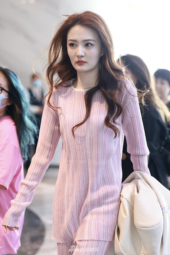 组图徐璐穿粉色条纹套装甜美可人留大波浪卷发凸显女人味