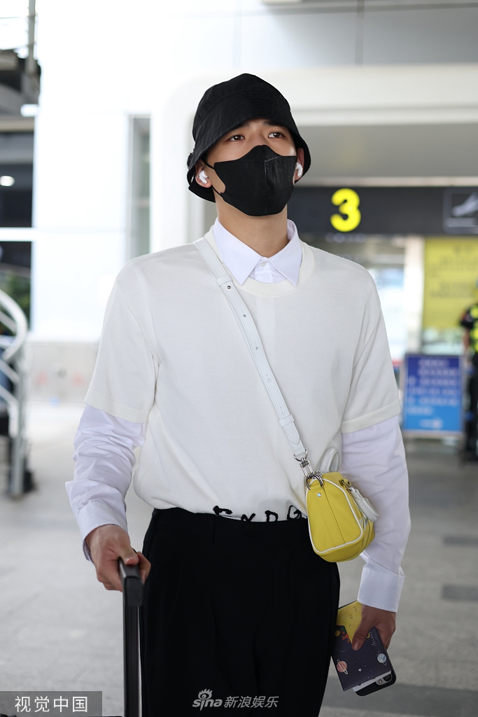 组图王安宇黑白色系衬衫look简约戴渔夫帽挎黄色小包时尚吸睛