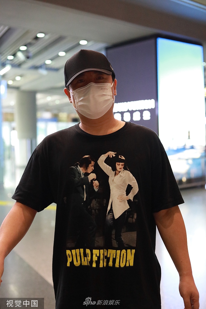 组图:沈腾穿复古印花t恤低调现身 戴棒球帽口罩紧遮面对镜挥手