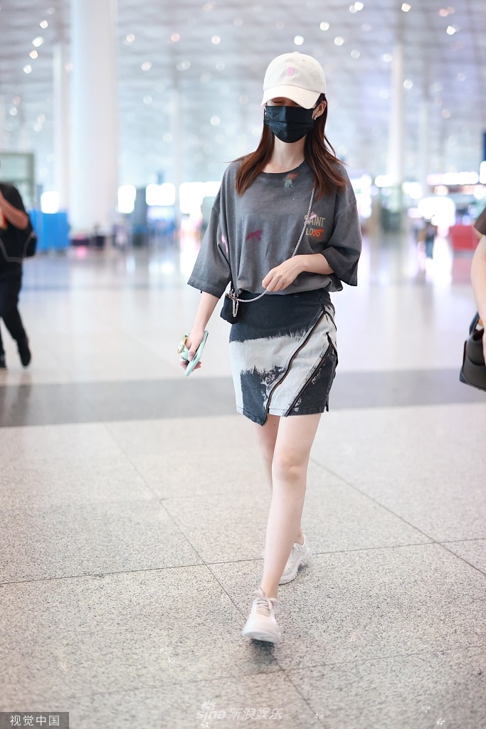 组图:李沁穿灰t气质高级腰身纤细 不规则牛仔短裙秀白皙美腿