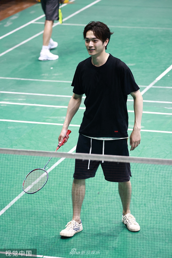 组图:许凯王阳横店相约打羽毛球 穿运动衫活力满分_高清图集_新浪网