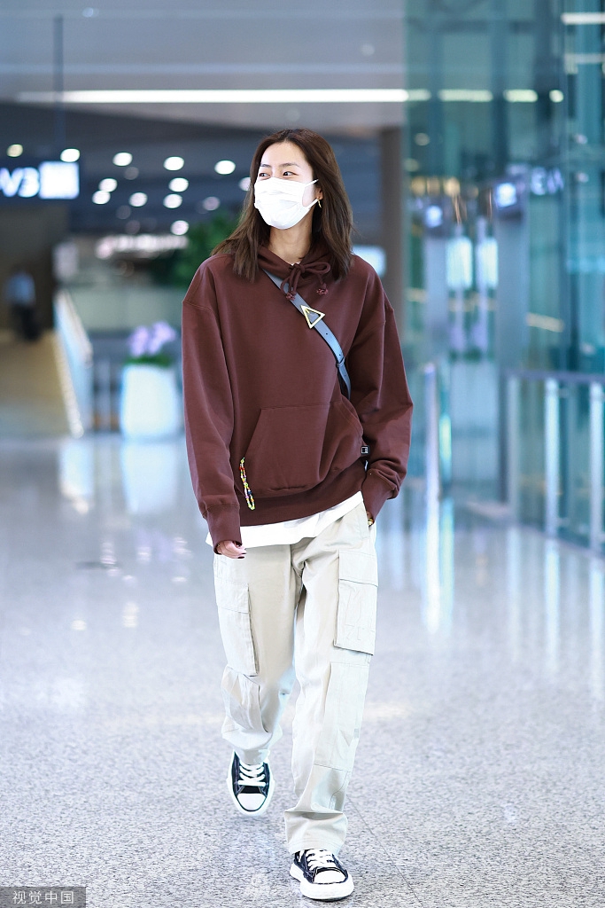 组图:刘雯焦糖色卫衣搭工装裤简约休闲 眼带笑意亲和力满分