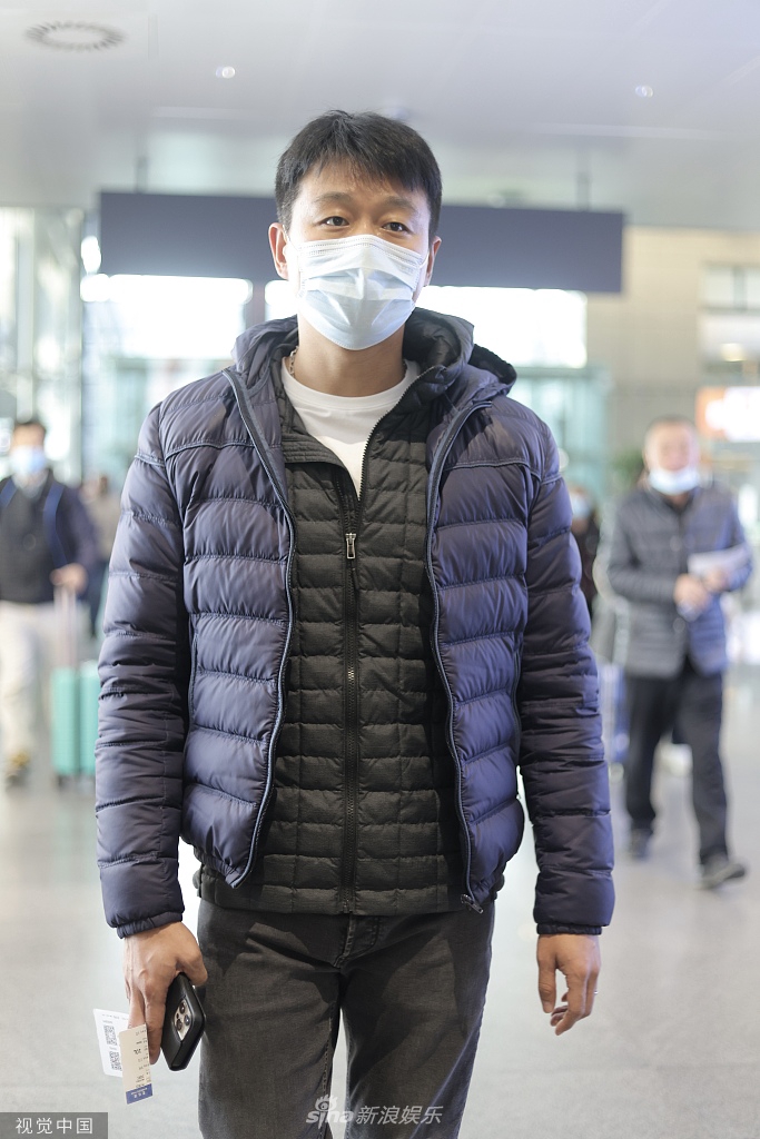 组图:佟大为叠穿羽绒服保暖加倍 朴实素颜低调出行_高清图集_新浪网