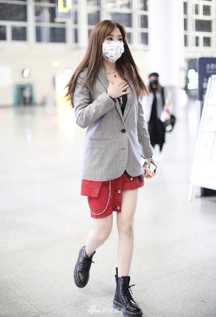 组图:张含韵长发飘逸穿演出服赶飞机 大步流星美腿纤细修长_高清图集_
