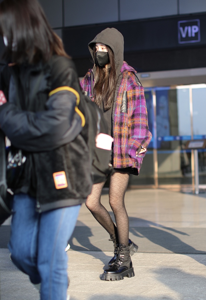 组图:杨幂长发披肩戴帽秒变cool girl 穿网格丝袜美腿若隐若现