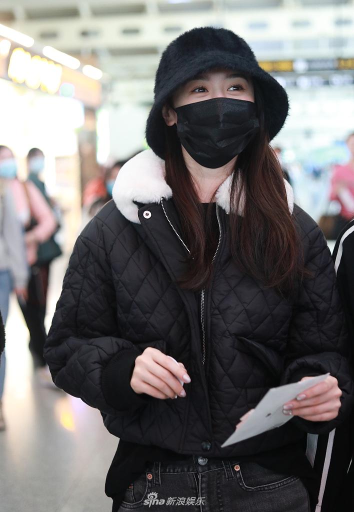 组图:袁冰妍戴毛绒渔夫帽歪脑袋卖萌 穿一身黑身材娇小双腿纤细