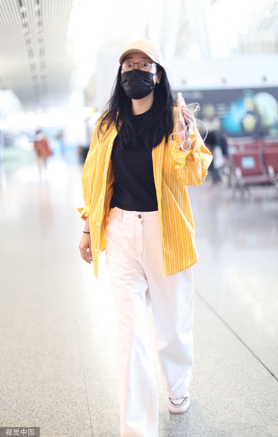 组图凤凰传奇玲花现身长沙机场穿黄色衬衫休闲亮眼