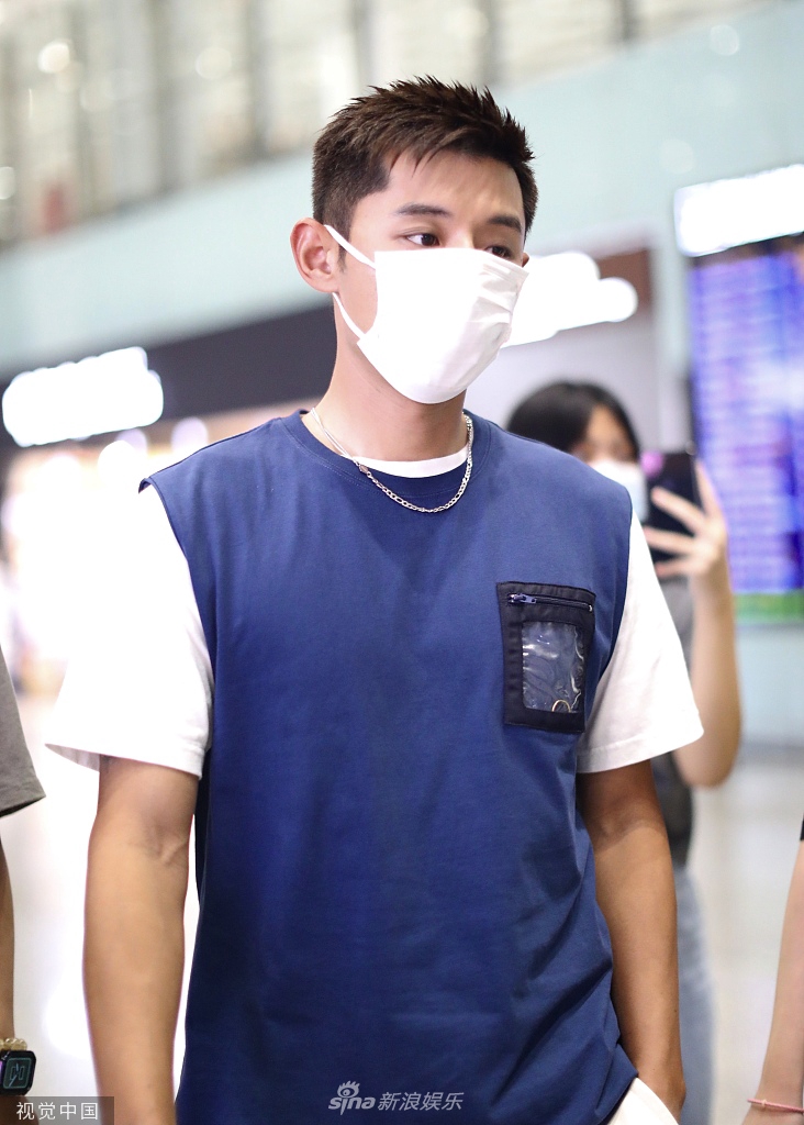 组图:张继科蓝白t恤搭短裤运动风十足 叠戴项链潇洒有型