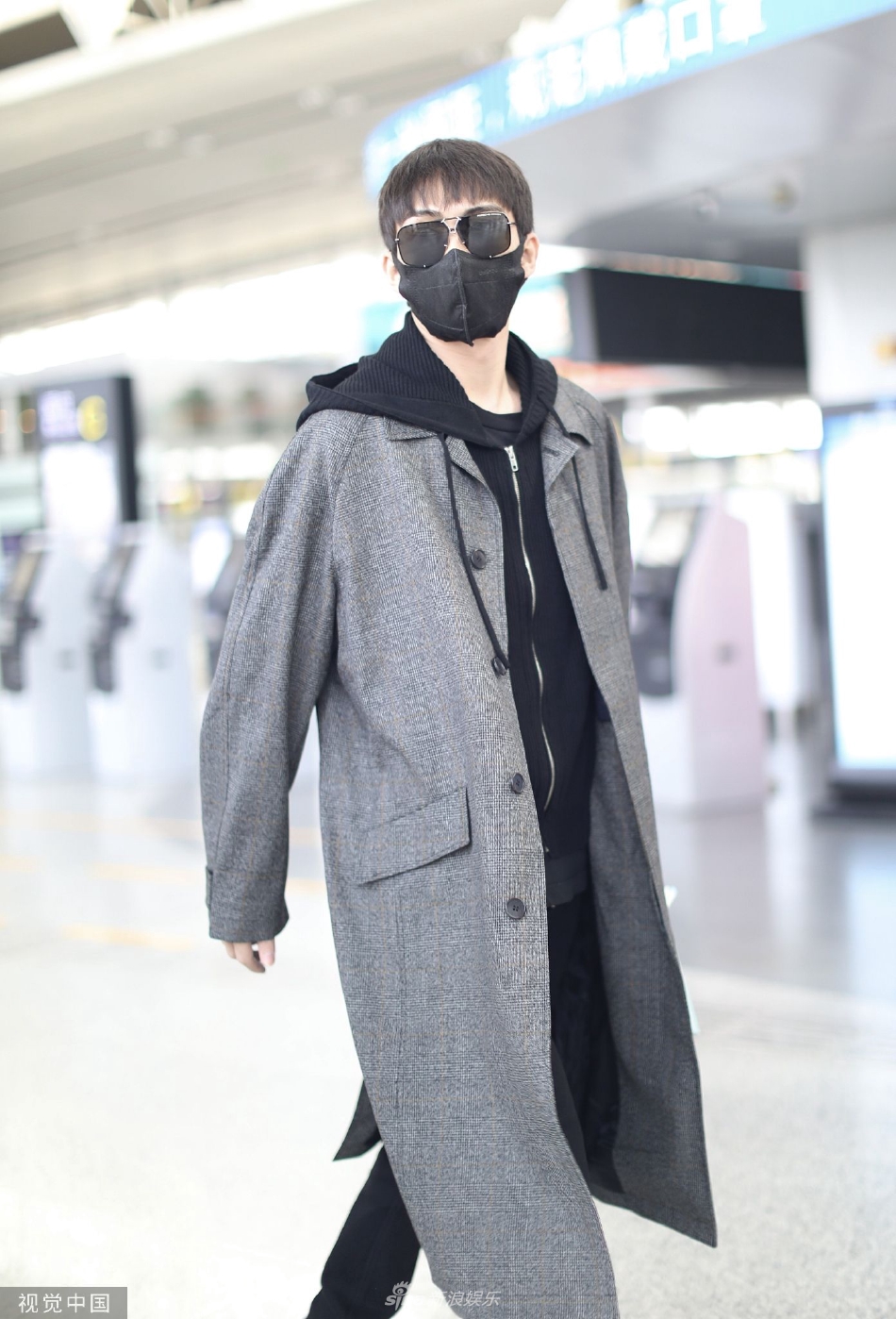 组图:张彬彬风衣叠穿帽衫造型现身 获粉丝送礼物互动有爱_高清图集