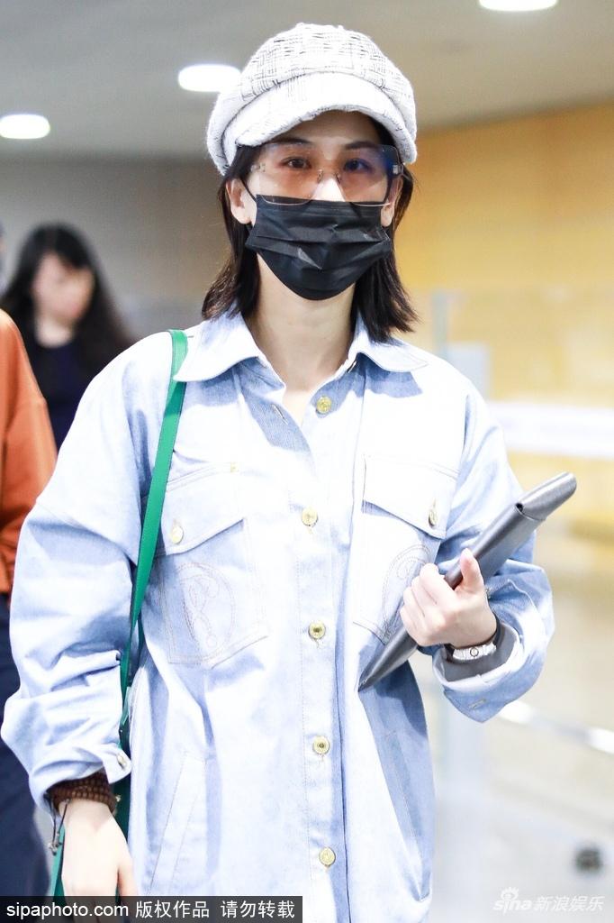 组图:黄圣依戴口罩低调现身机场 穿长筒袜秀雪肌美腿展活力