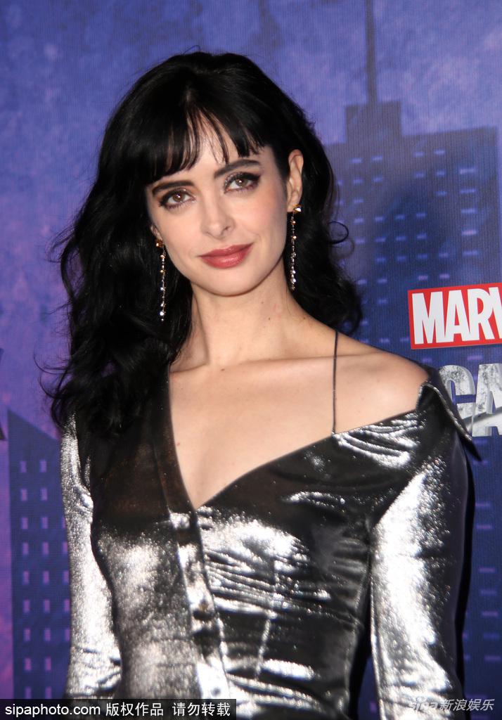 组图克里斯滕丽特穿银色美裙出席活动妆容精致性感迷人