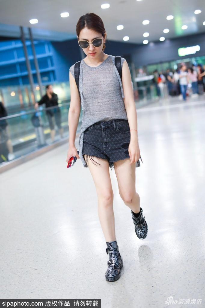 组图马苏透视装热裤秀长腿素面朝天内衣若隐若现