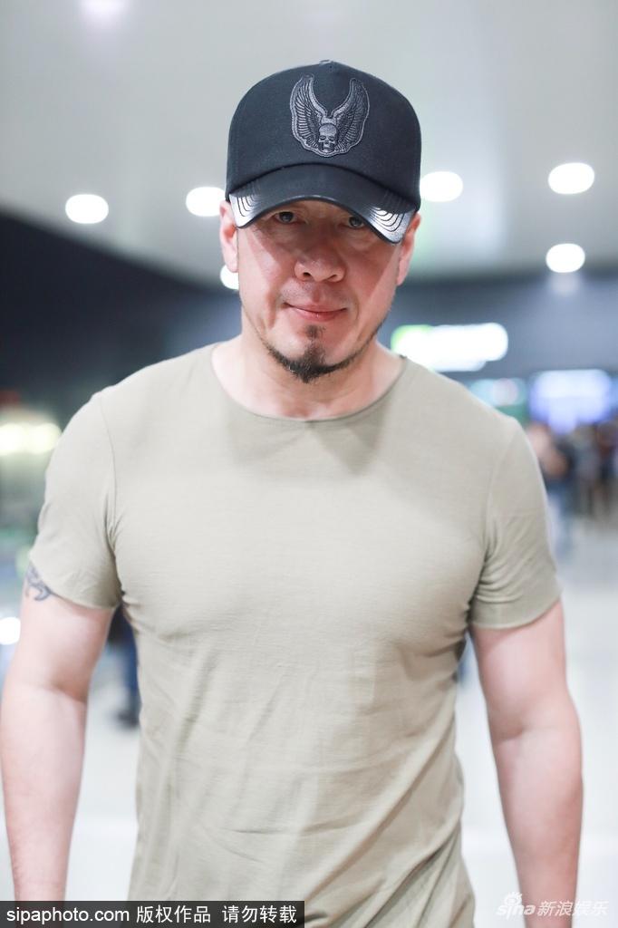 组图:杨坤休闲现身机场眼神凌厉 身材健壮肌肉发达