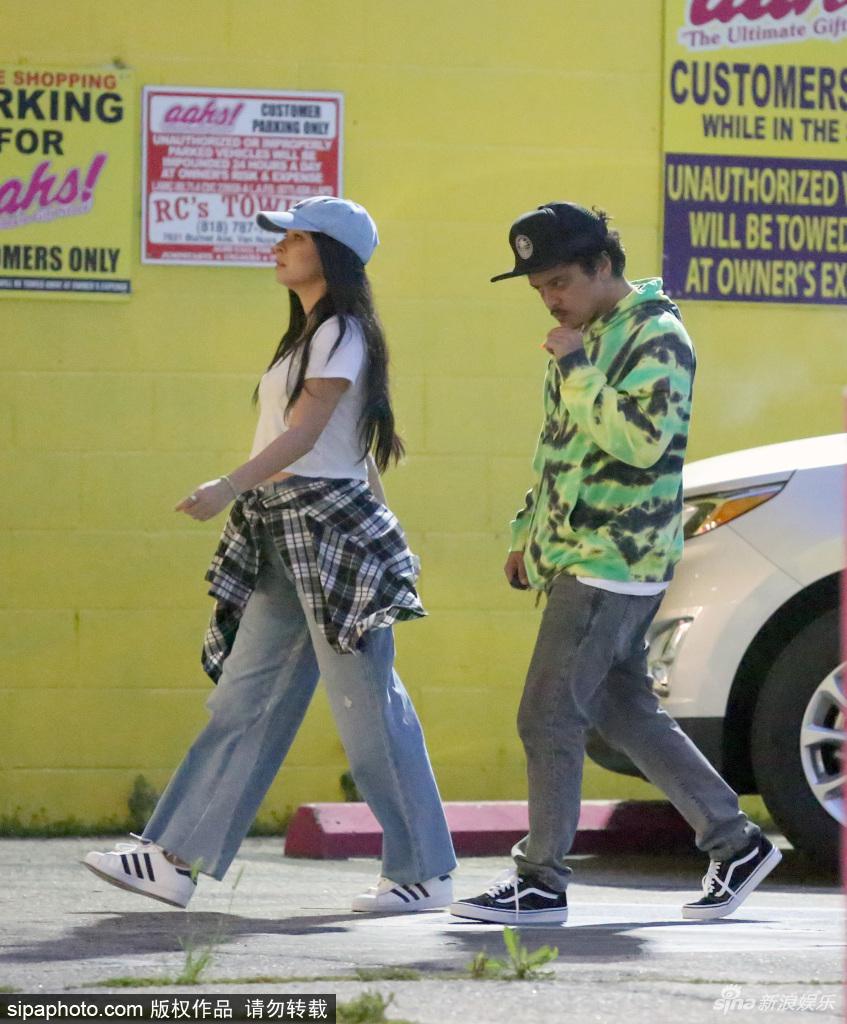 组图火星哥布鲁诺和女友外出购物戴棒球帽一路烟不离嘴