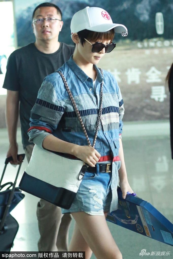 18 16:42:15 1 / 4 新浪娱乐讯 2018年5月18日,北京,谢楠现身北京机场