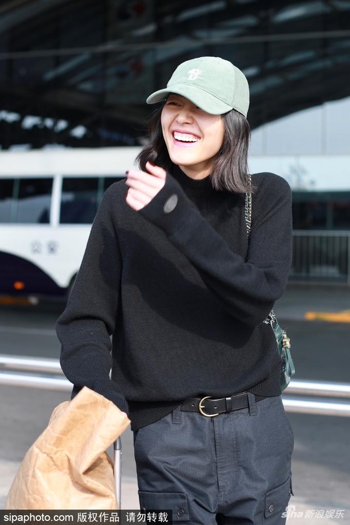 组图刘雯毛衣黑裤帽子遮脸现身机场气场强大超模范十足