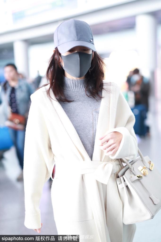 组图:王鸥全副武装现身机场 脚踩粉鞋体态轻盈尽显少女心_高清图集