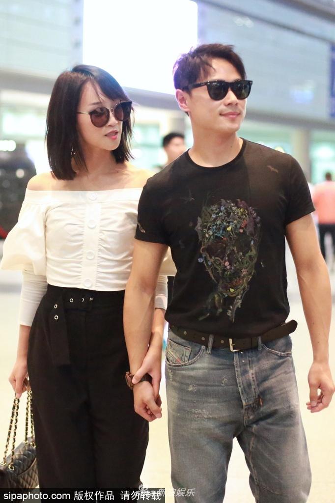 组图:超甜!蓝盈莹获男友曹骏接机 全程亲密挽手恩爱虐狗
