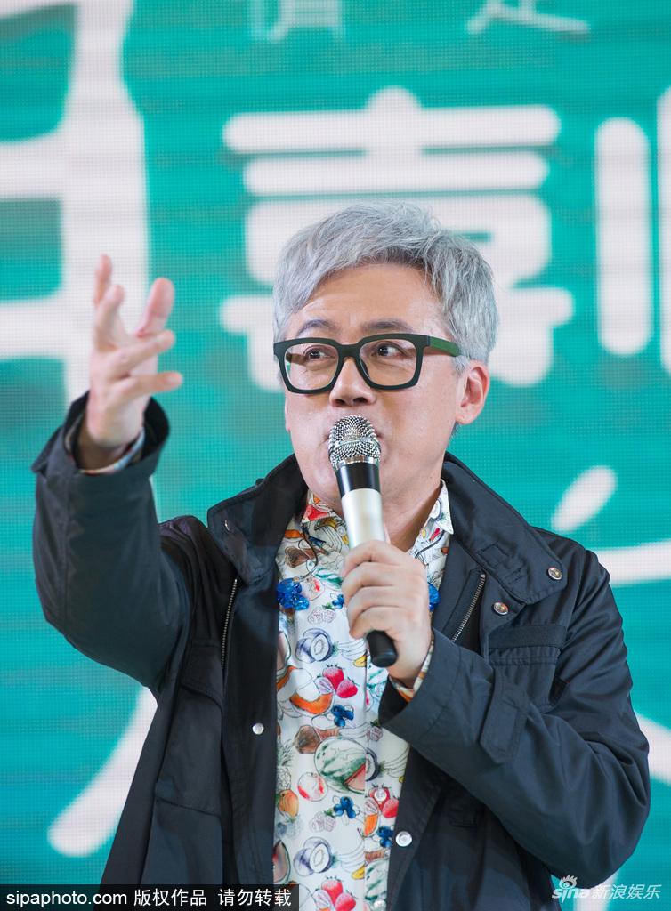 组图歌神张宇沈阳复出商演粉丝为争睹偶像挤上舞台场面火爆