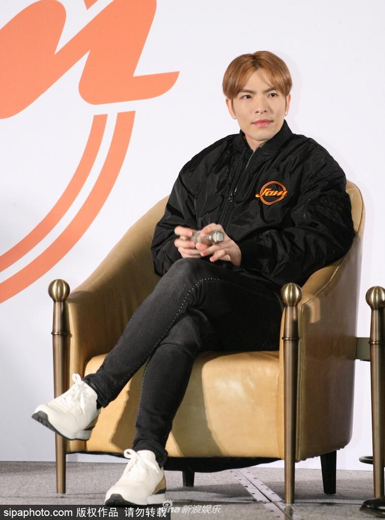 组图:萧敬腾中分金发现身活动 嘟嘴卖萌拍手小动作多多