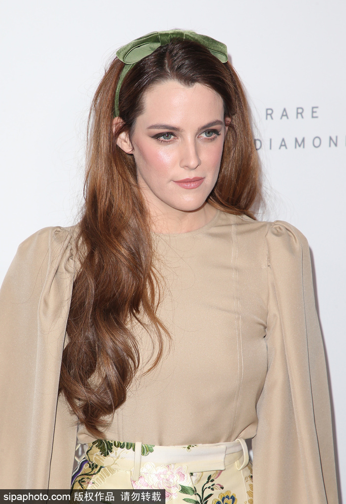 当日,猫王外孙女丽莉·克亚芙(riley keough)现身.