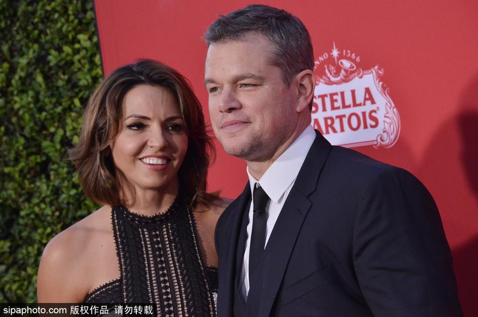 当地时间2017年10月22日,美国洛杉矶,马特·达蒙(matt damon)携妻子