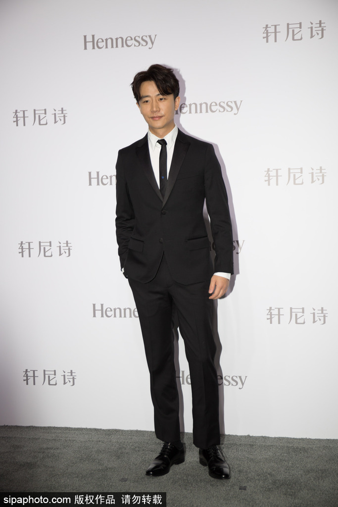 组图:黄轩现身广州出席轩尼诗活动 西装笔挺帅气逼人