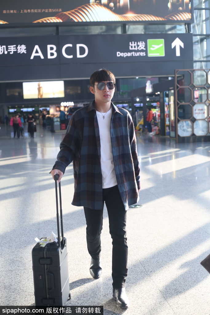 组图:张彬彬推行李箱独自现身机场 打扮休闲帅气
