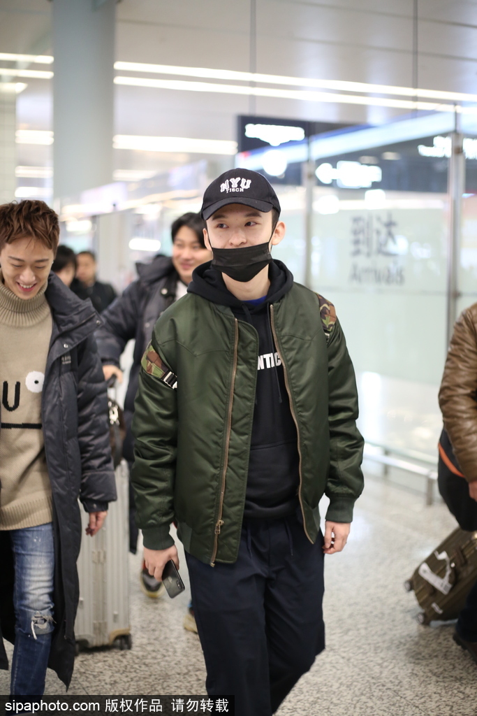 52:17 1 / 6 新浪娱乐讯 2017年12月25日讯,上海,董子健现身上海机场