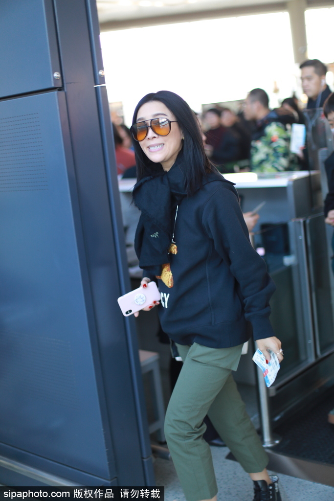 组图:那英黑超遮面现身机场 "大姐大"气质呼之欲出