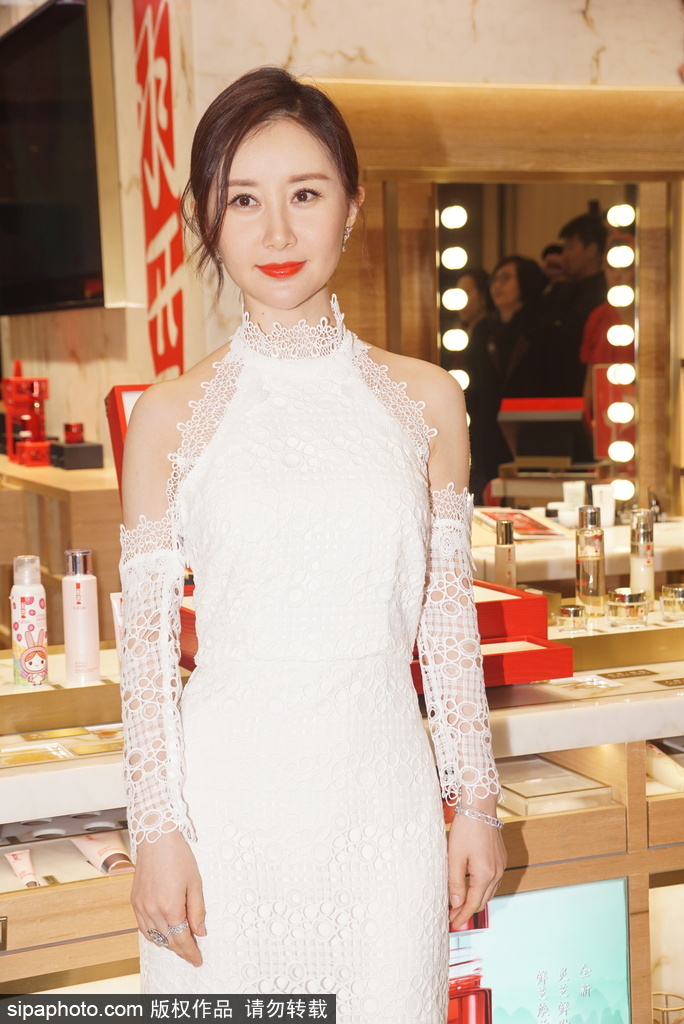 组图:舒畅着露肩蕾丝晚礼服现身 皮肤白暂美艳动人