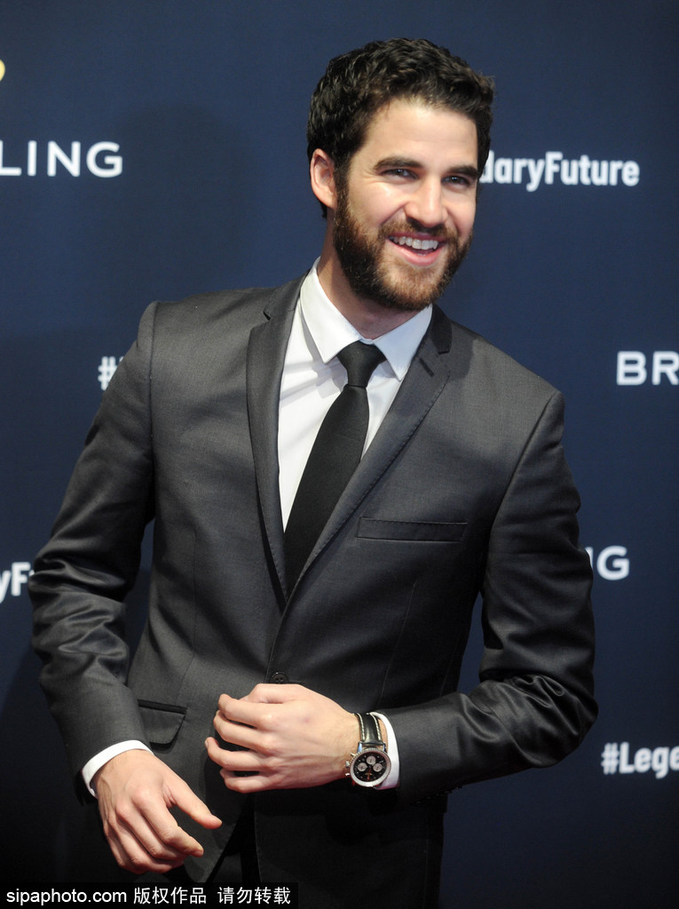 组图:男星达伦·克里斯出席活动 西装革履红毯搞怪