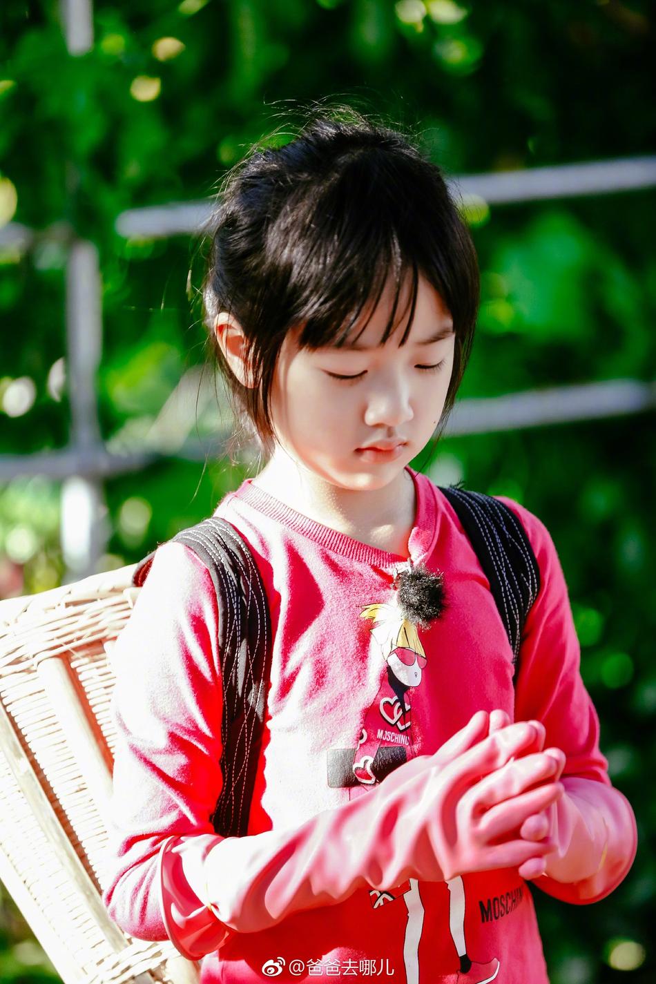 组图neinei背小竹筐呆萌可爱max放飞自我敲开心