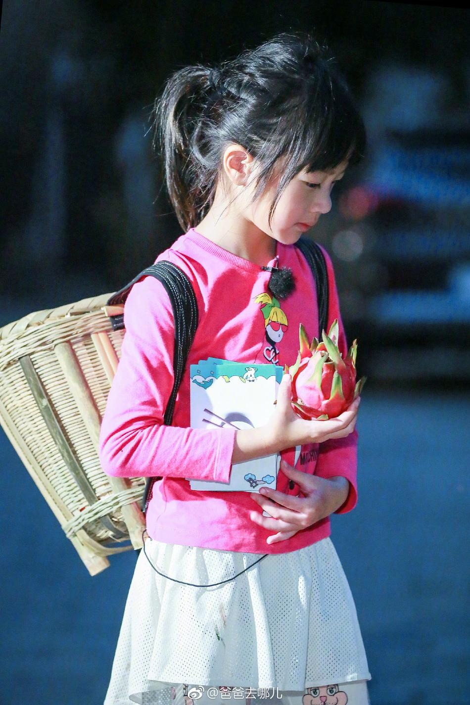 组图:neinei背小竹筐呆萌可爱 max放飞自我敲开心