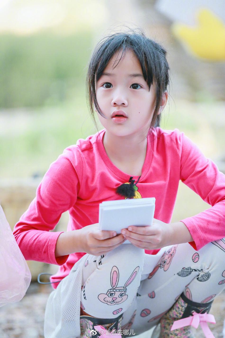 组图:neinei背小竹筐呆萌可爱 max放飞自我敲开心