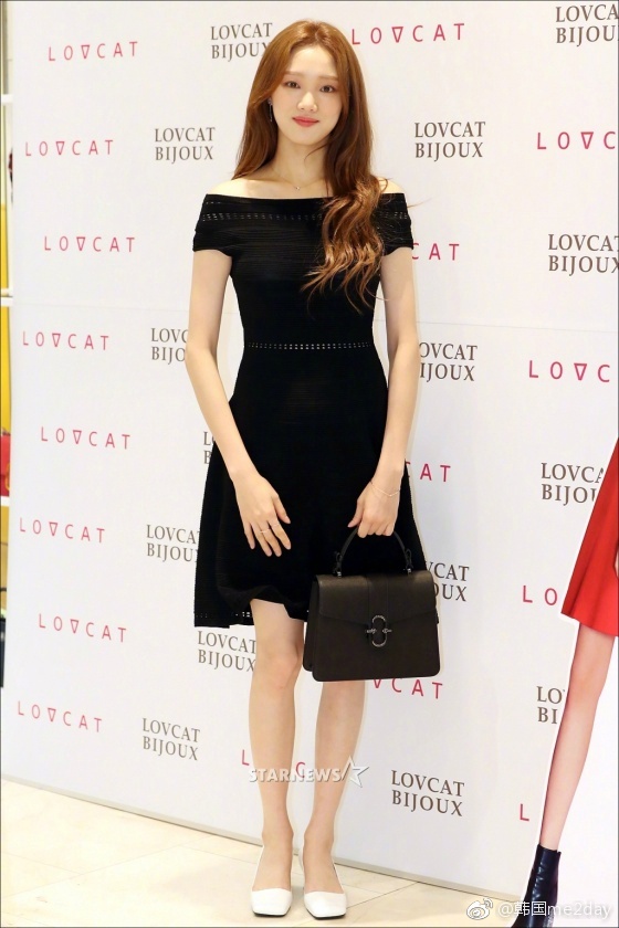 李圣经黑色连衣裙配小白鞋 笑容甜美韵味十足