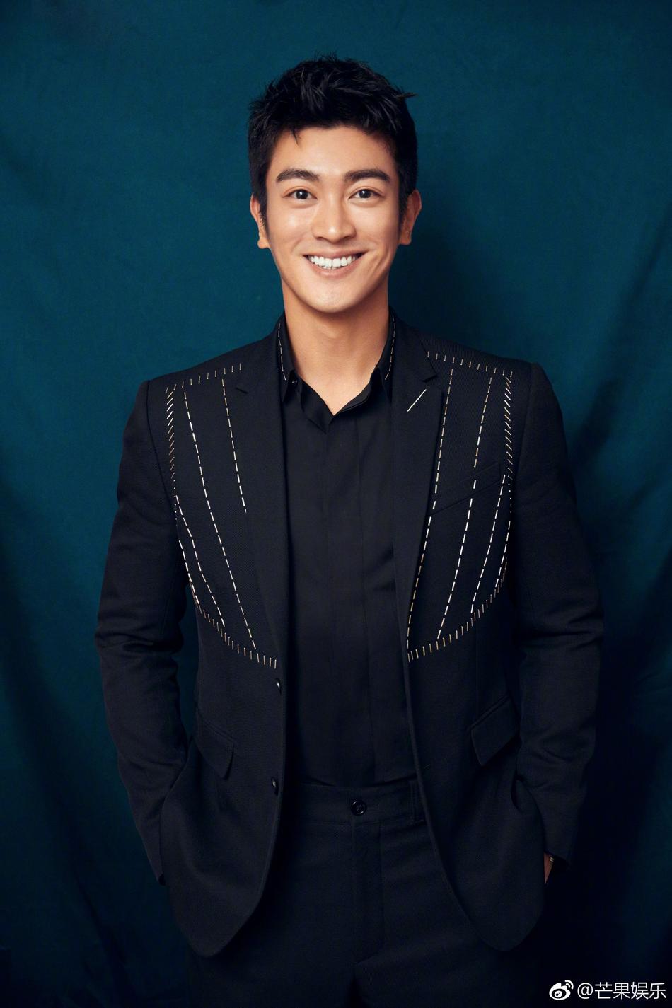 组图:大眼萌爸杜江帅气现身 黑色西装散发成熟质感魅力