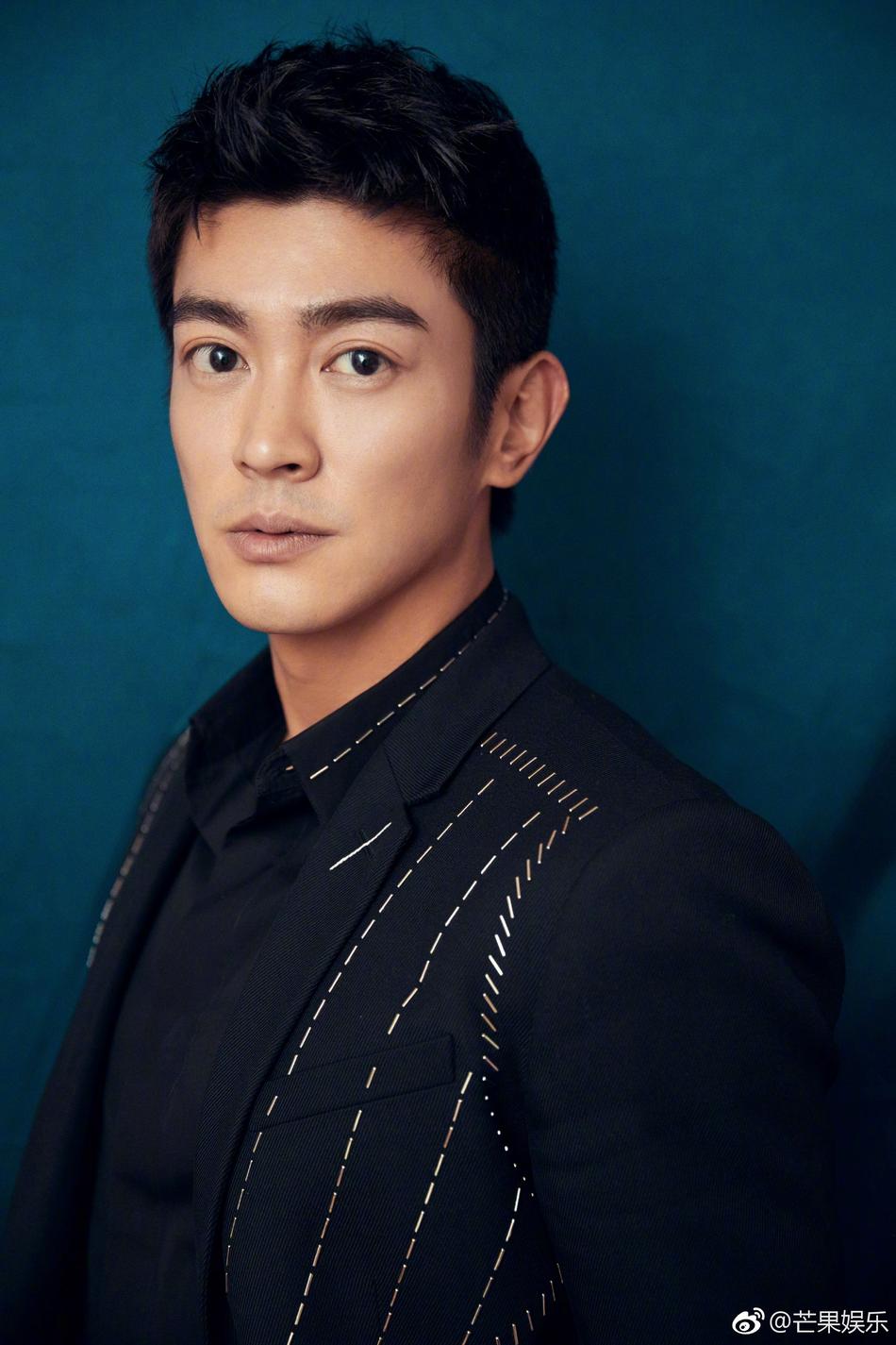 组图:大眼萌爸杜江帅气现身 黑色西装散发成熟质感魅力