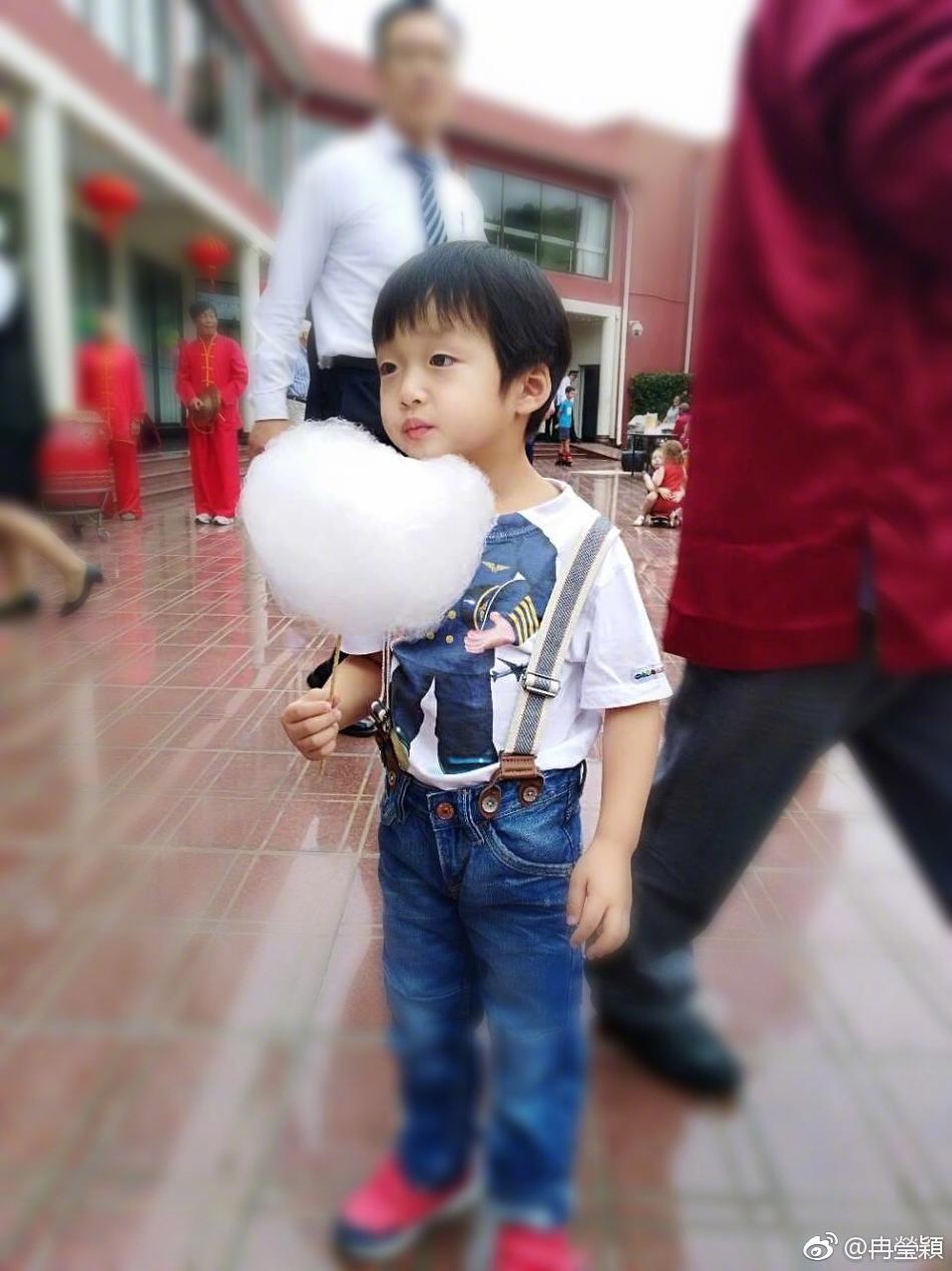 冉莹颖晒俩儿子吃糖萌态 皓皓轩轩呆萌舔嘴天真可爱