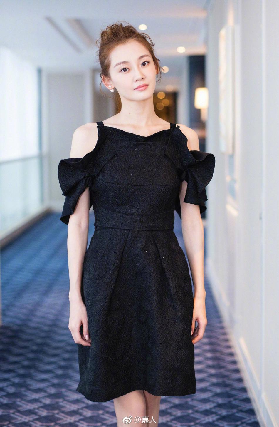 在电影《芳华》"谈情说爱"发布会,苗苗身着黑色小礼服现身,后背暗藏