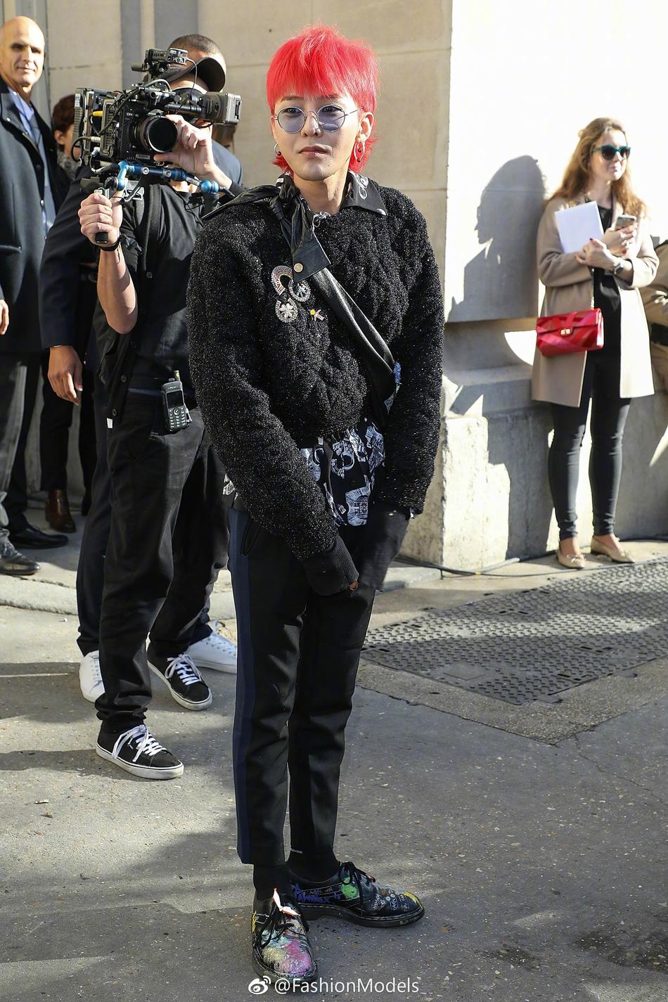 组图:gd权志龙顶亮眼红发亮相巴黎时装周